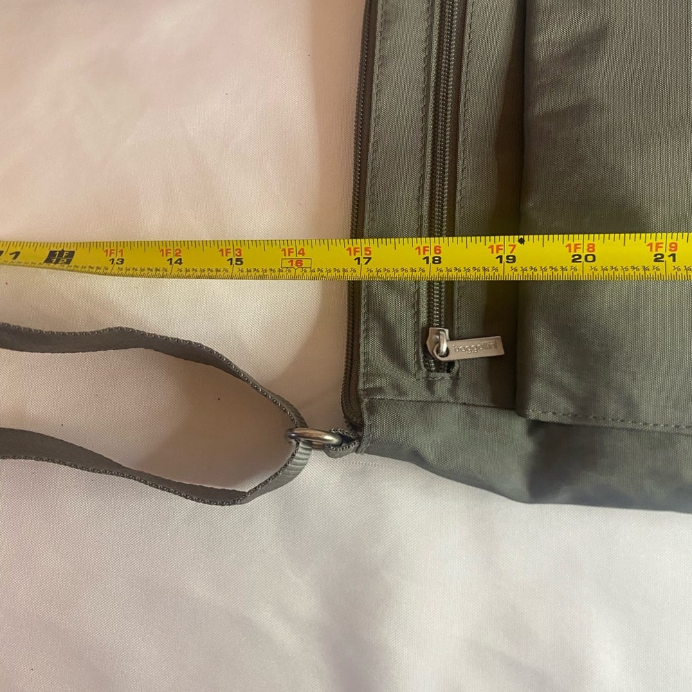 Baggallini Crossbody bag, gray animal print multi pocket purse adjustable strap - Picture 3 of 12